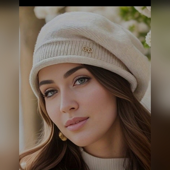 Chic Elegant Sporty Cotton Ivory Off White Cotton Knit Beret Logo Accent New - Picture 1 of 3